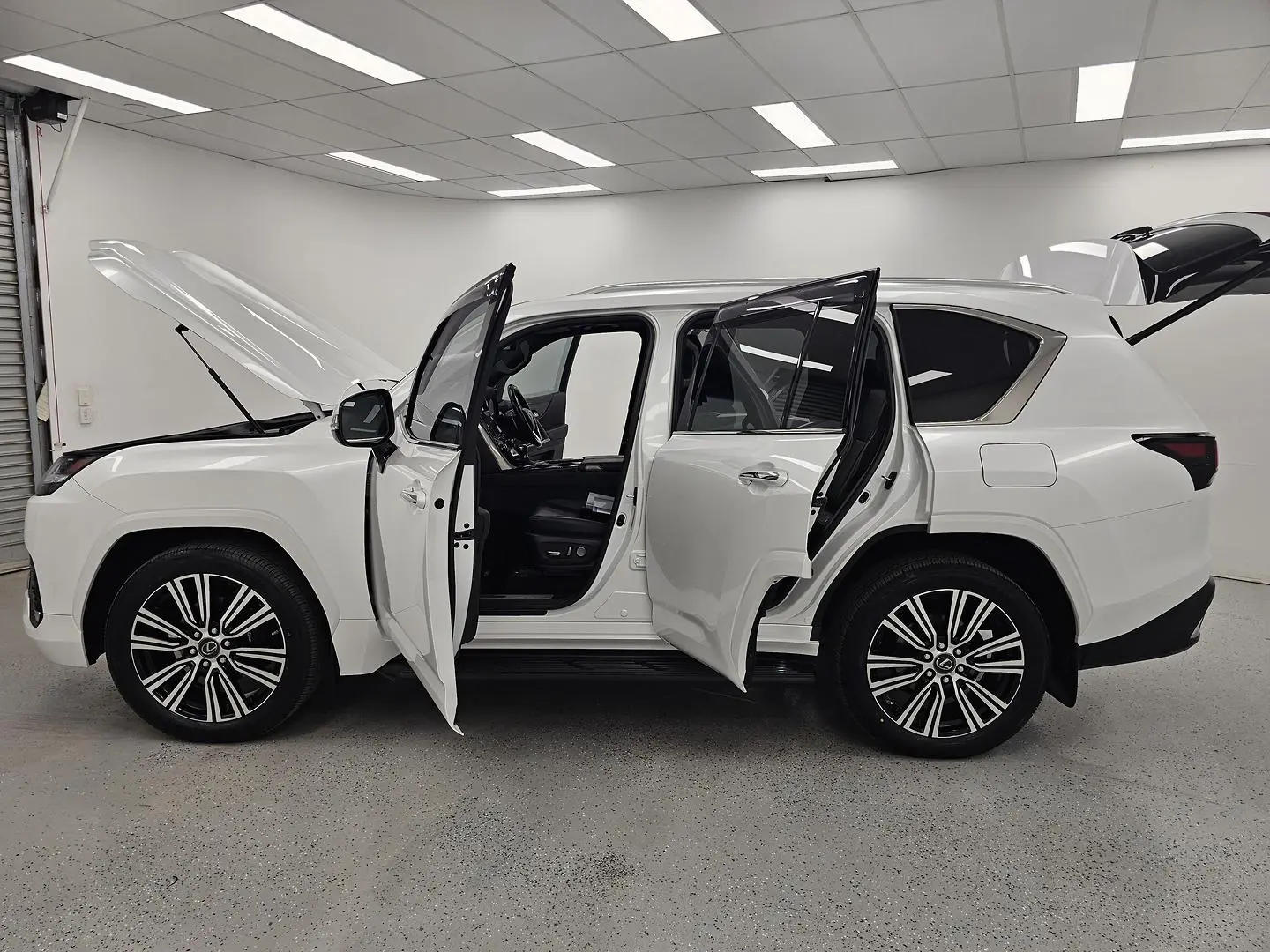 2023 Lexus LX Gallery Image 13