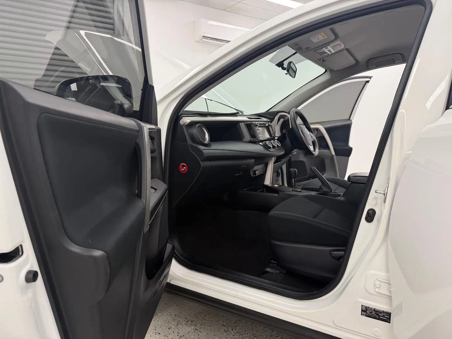 2014 Toyota RAV4 Gallery Image 10