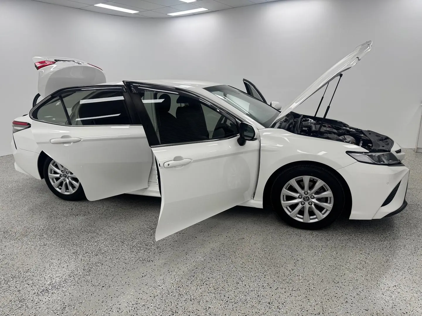 2019 Toyota Camry Gallery Image 8