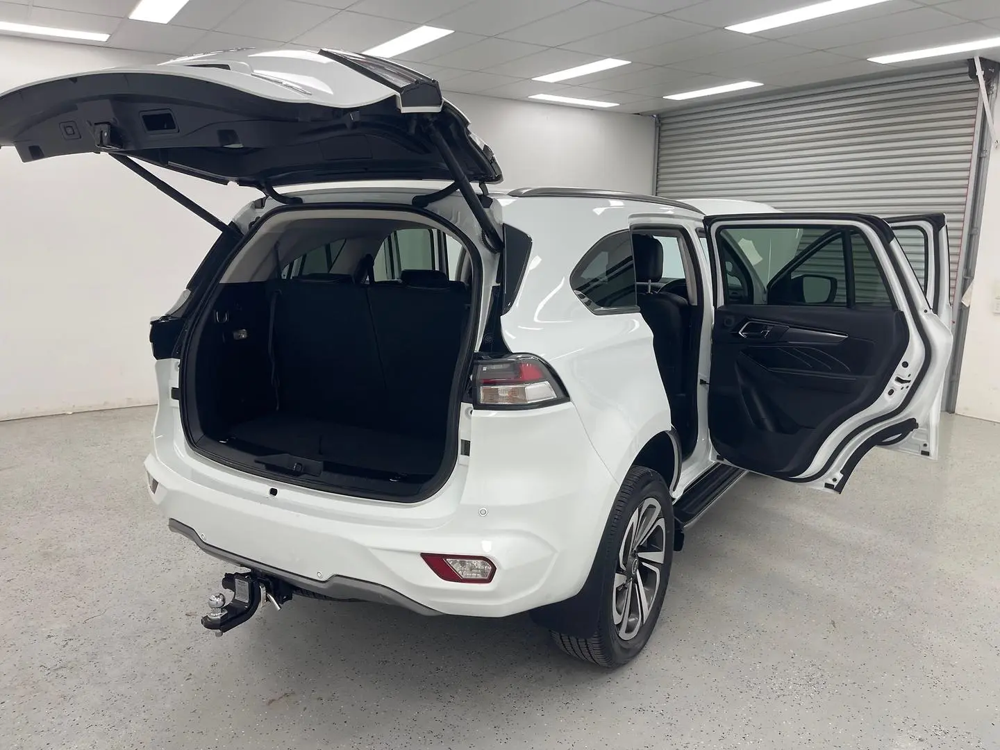 2021 Isuzu MU-X Gallery Image 10