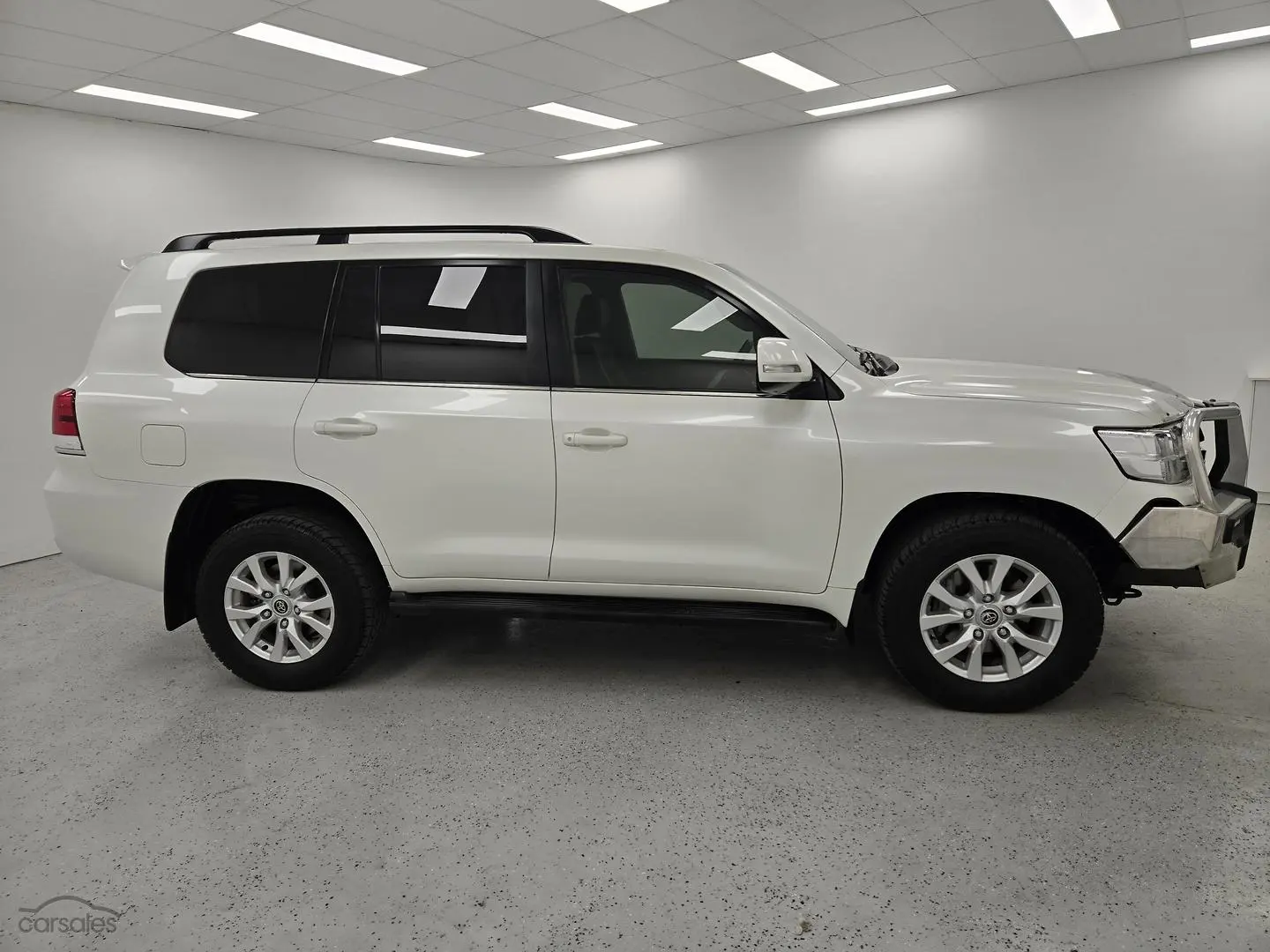 2016 Toyota Landcruiser Image 2