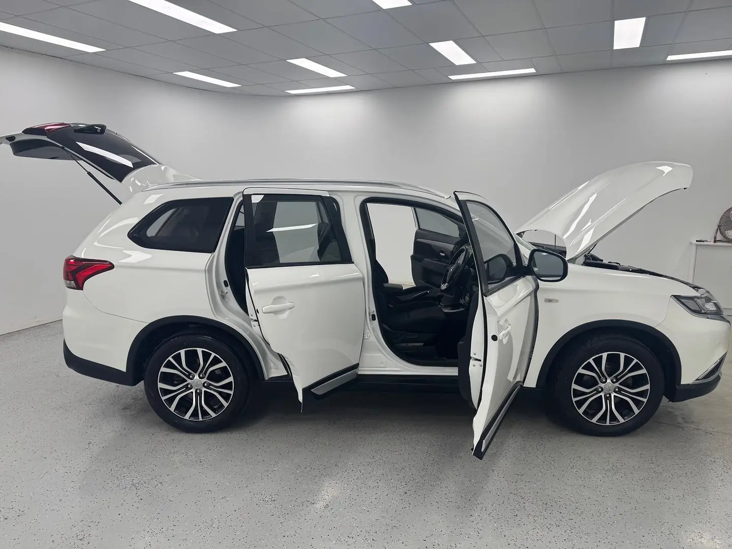 2018 Mitsubishi Outlander Gallery Image 8