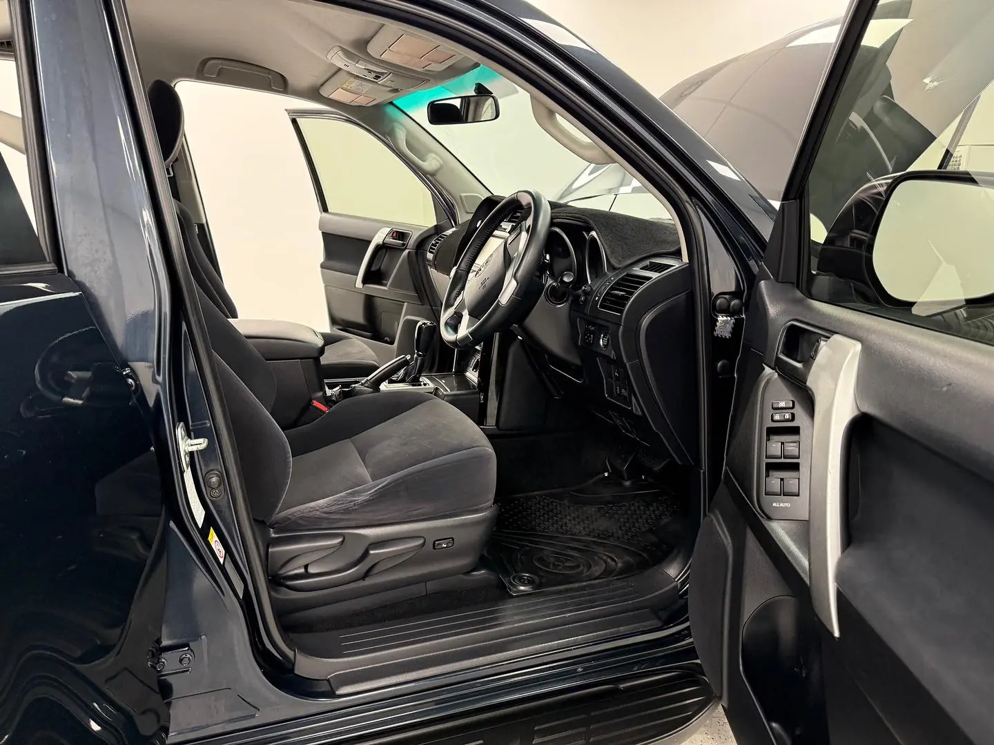 2016 Toyota Landcruiser Prado Gallery Image 18