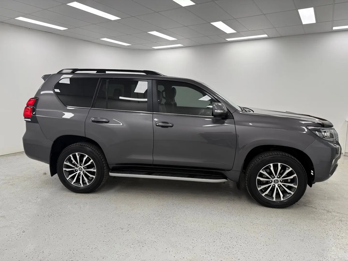 2021 Toyota Landcruiser Prado Gallery Image 2