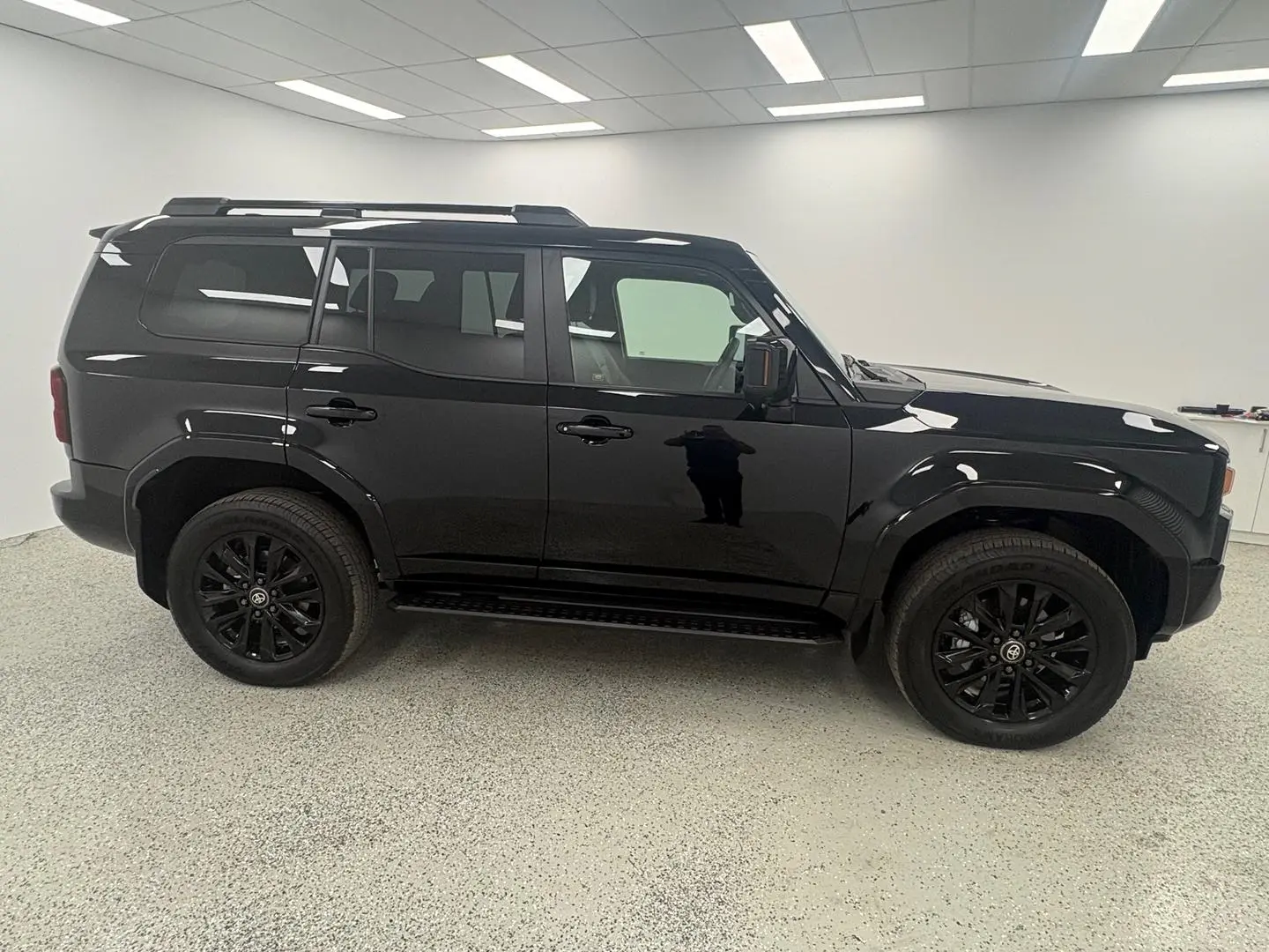 2025 Toyota Landcruiser Prado Gallery Image 2