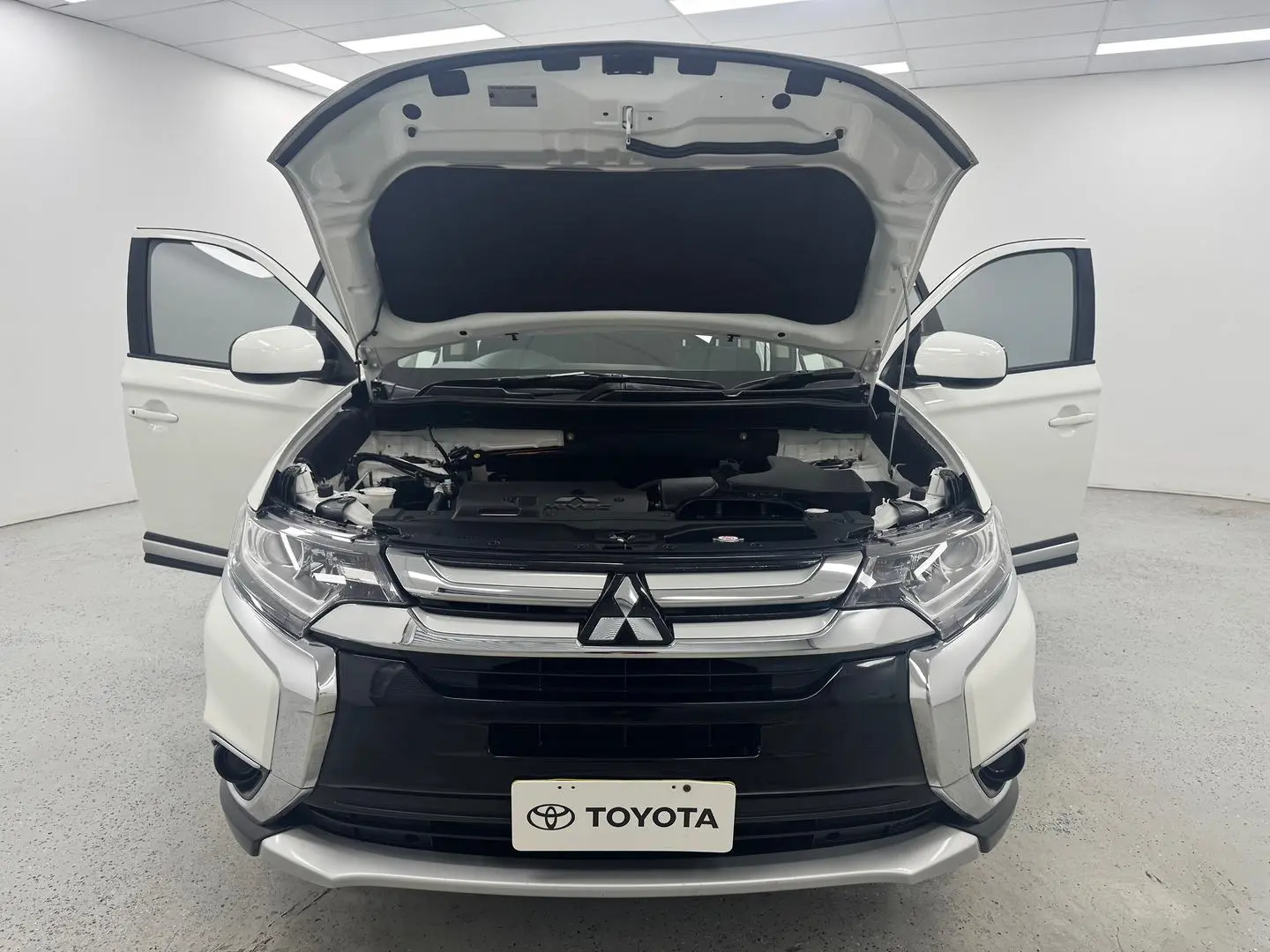2018 Mitsubishi Outlander Gallery Image 14