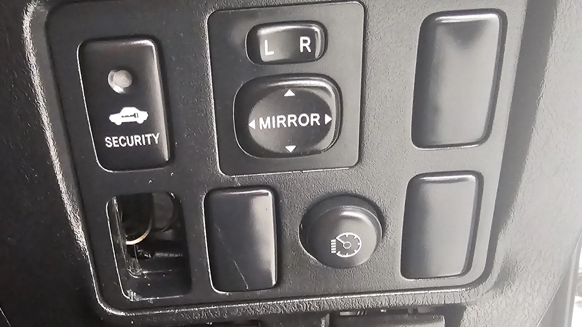 2015 Toyota Hilux Gallery Image 39