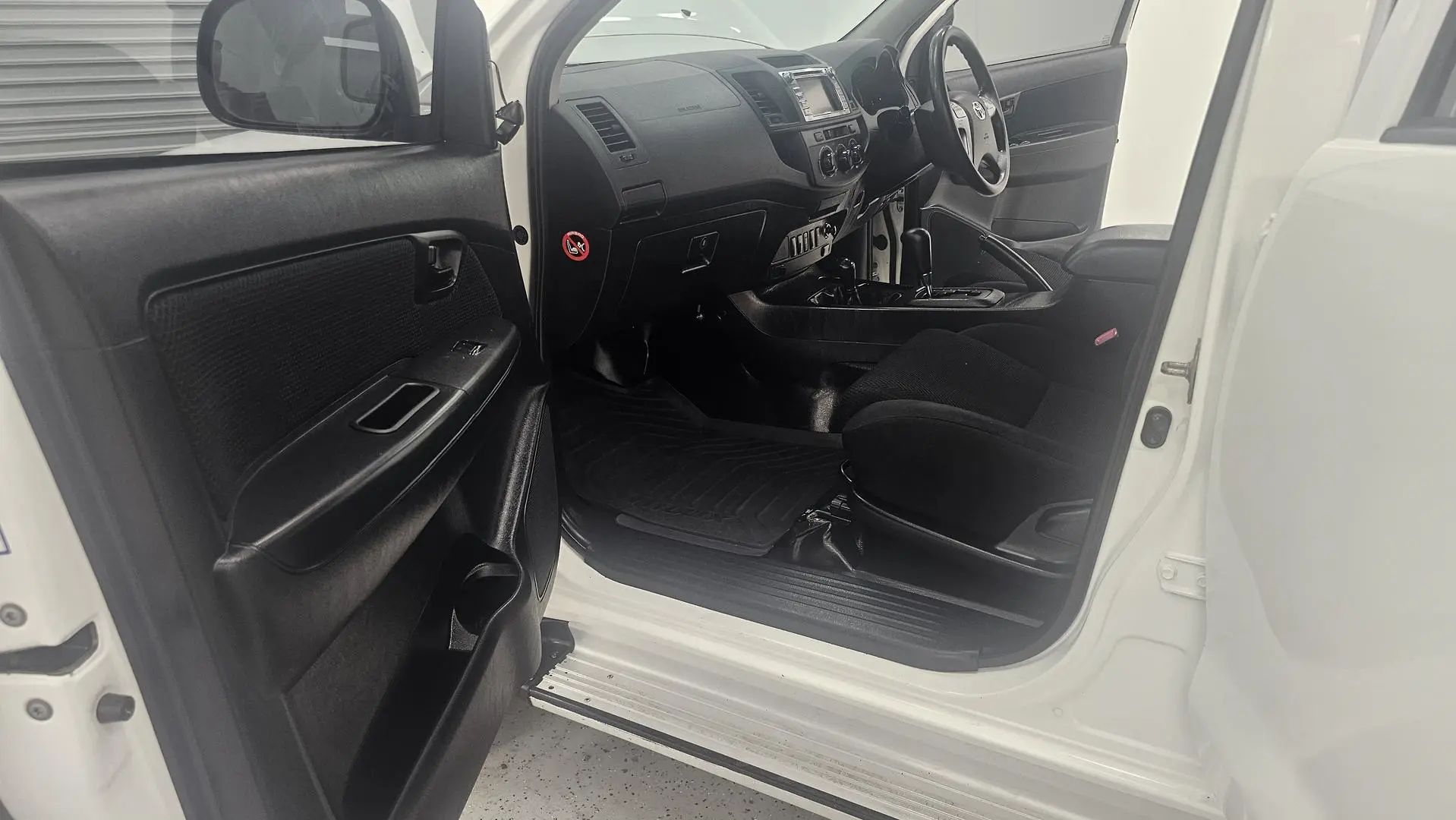 2015 Toyota Hilux Gallery Image 11