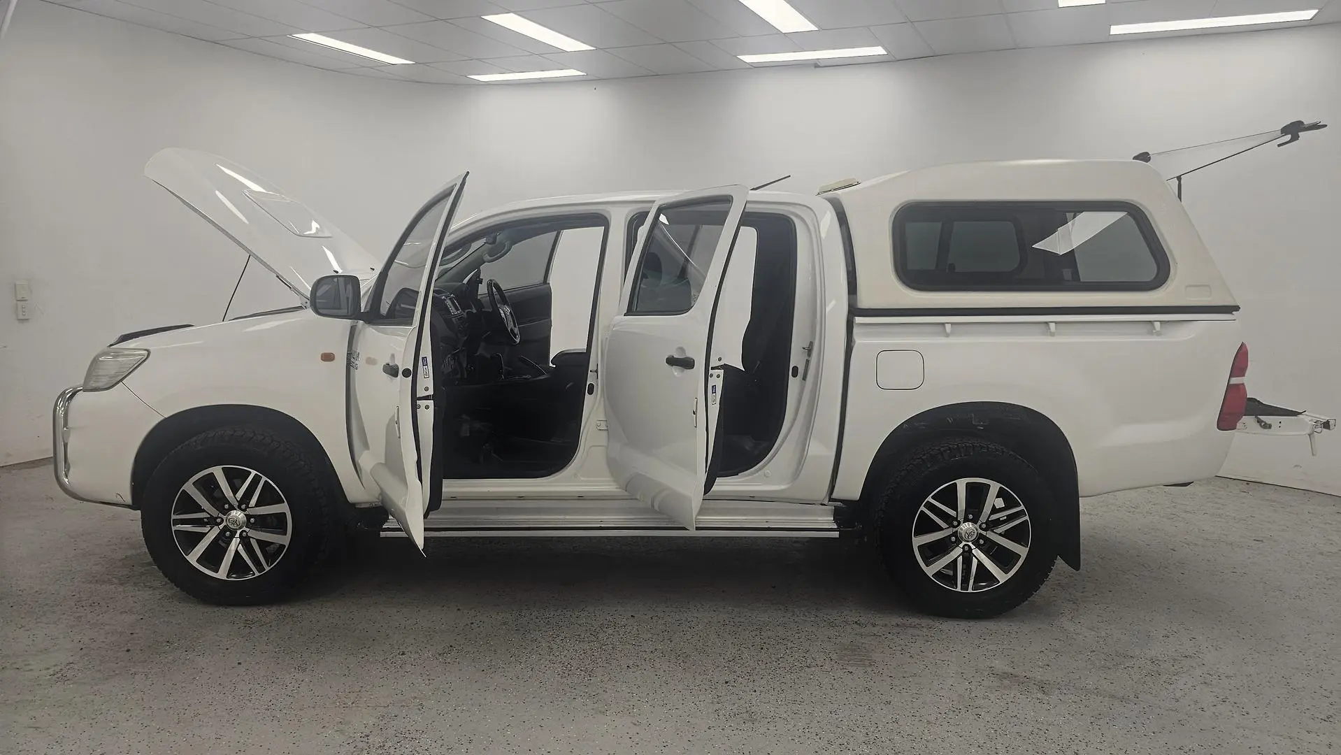 2015 Toyota Hilux Gallery Image 10
