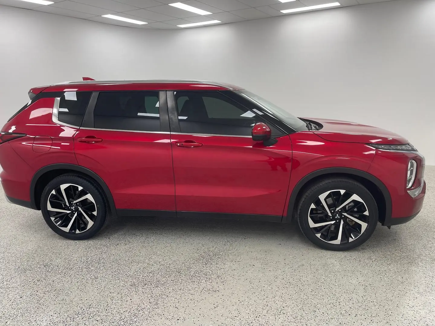 2022 Mitsubishi Outlander Gallery Image 2
