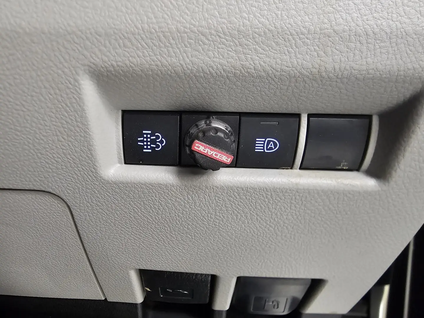 2022 Toyota Hiace Gallery Image 38