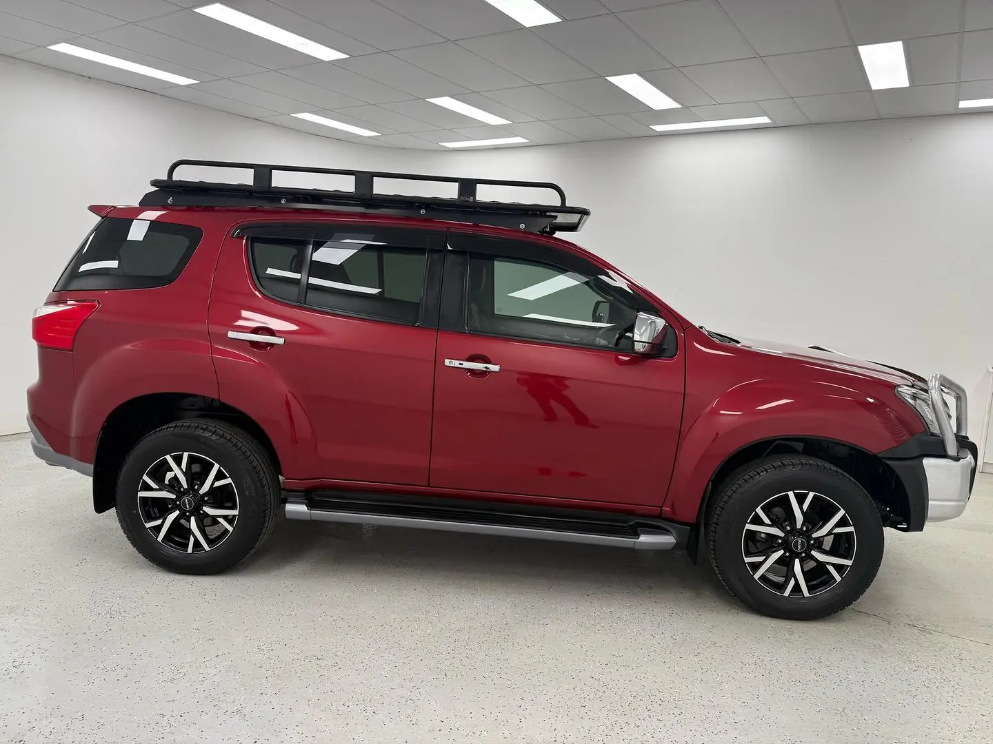 2020 Isuzu MU-X Gallery Image 2