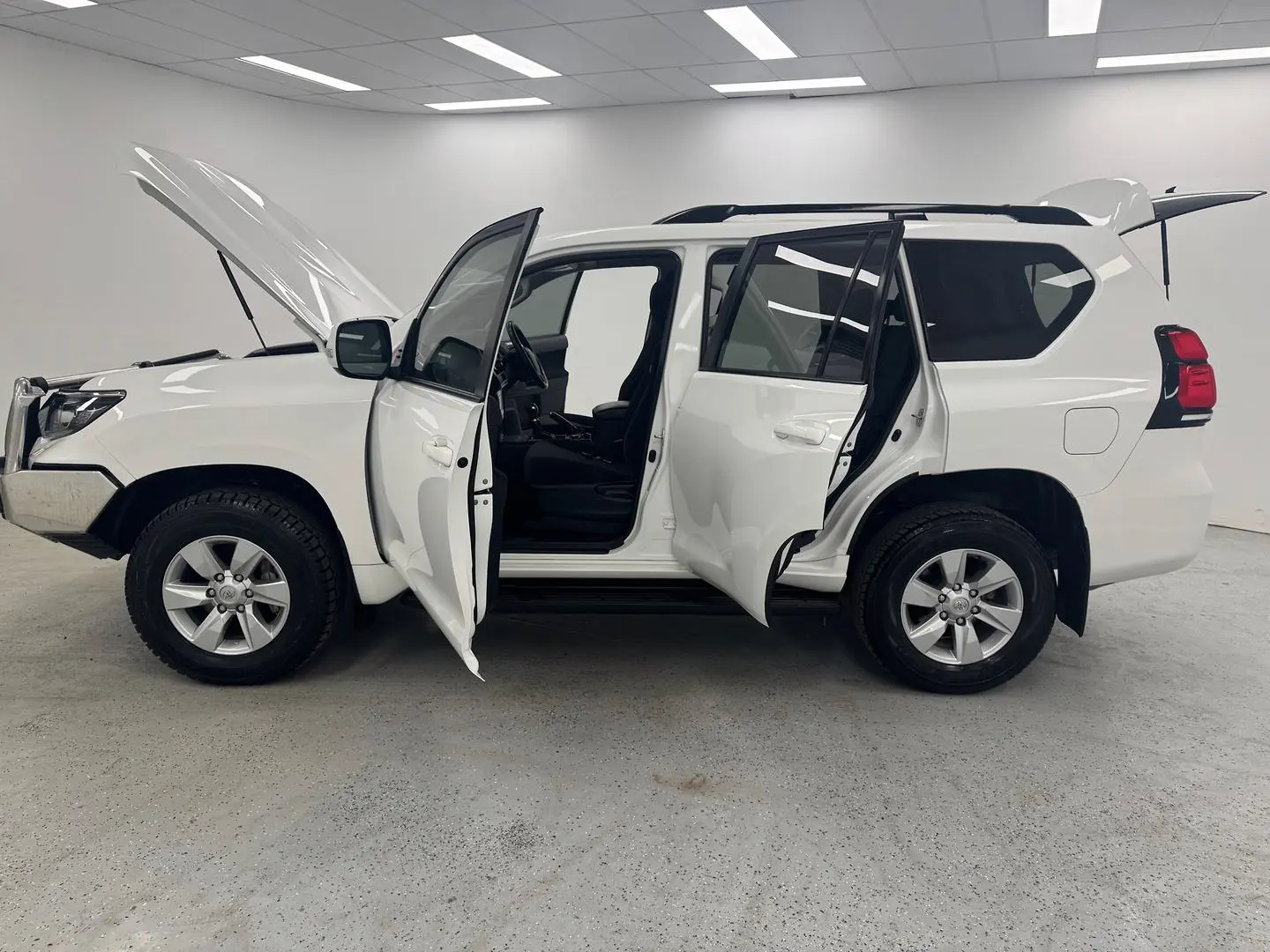 2022 Toyota Landcruiser Prado Gallery Image 11