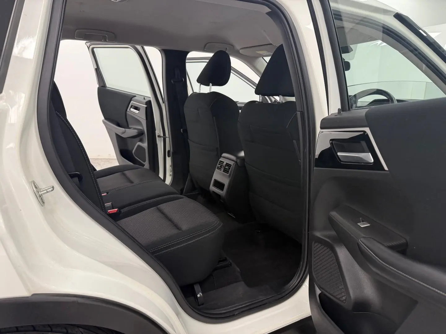 2022 Mitsubishi Outlander Gallery Image 18