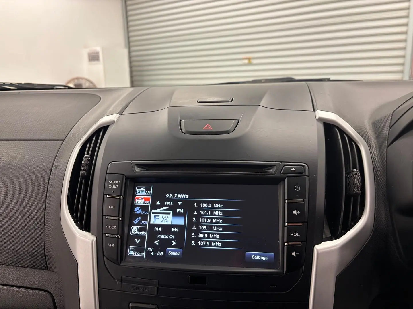 2017 Isuzu D-MAX Gallery Image 31