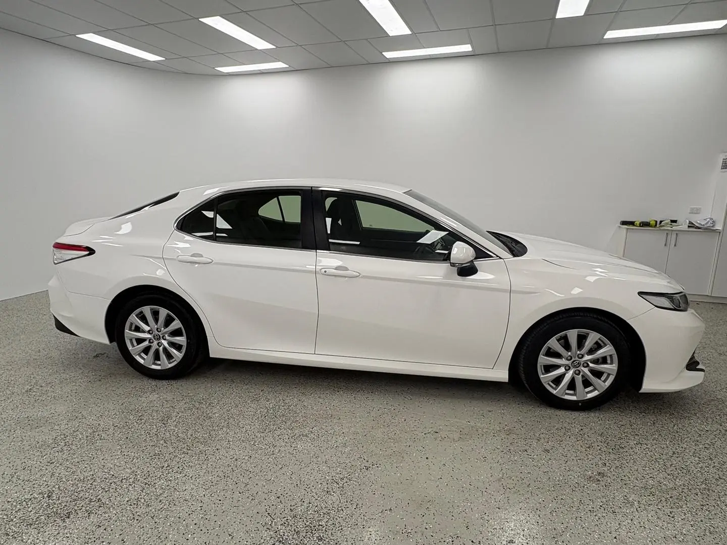 2019 Toyota Camry Gallery Image 2