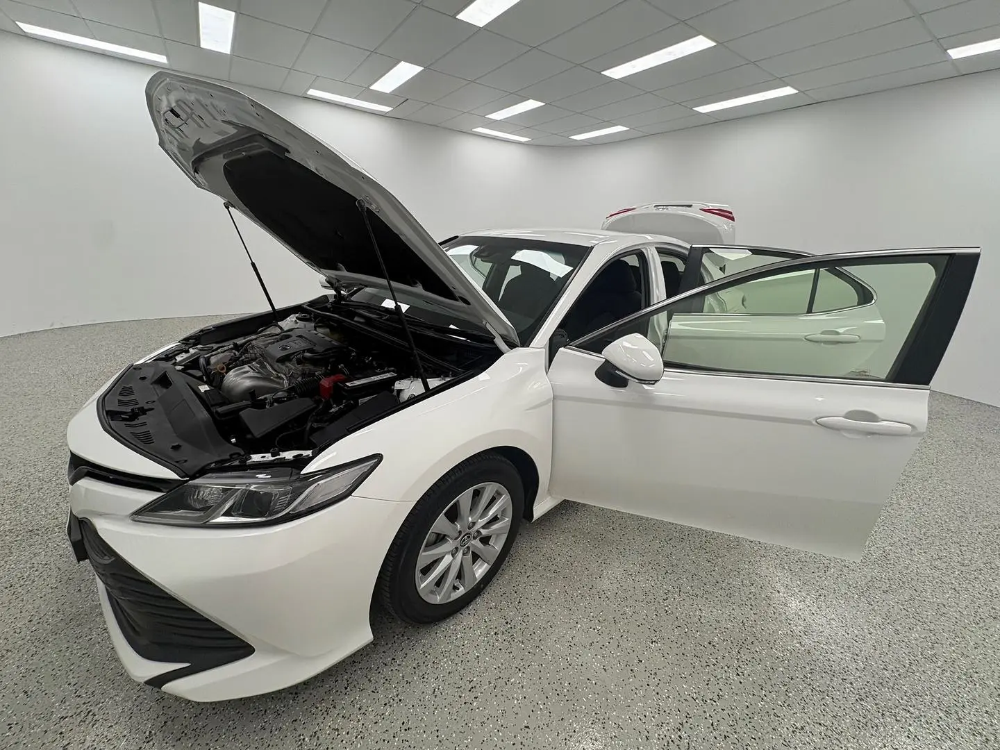 2019 Toyota Camry Gallery Image 15