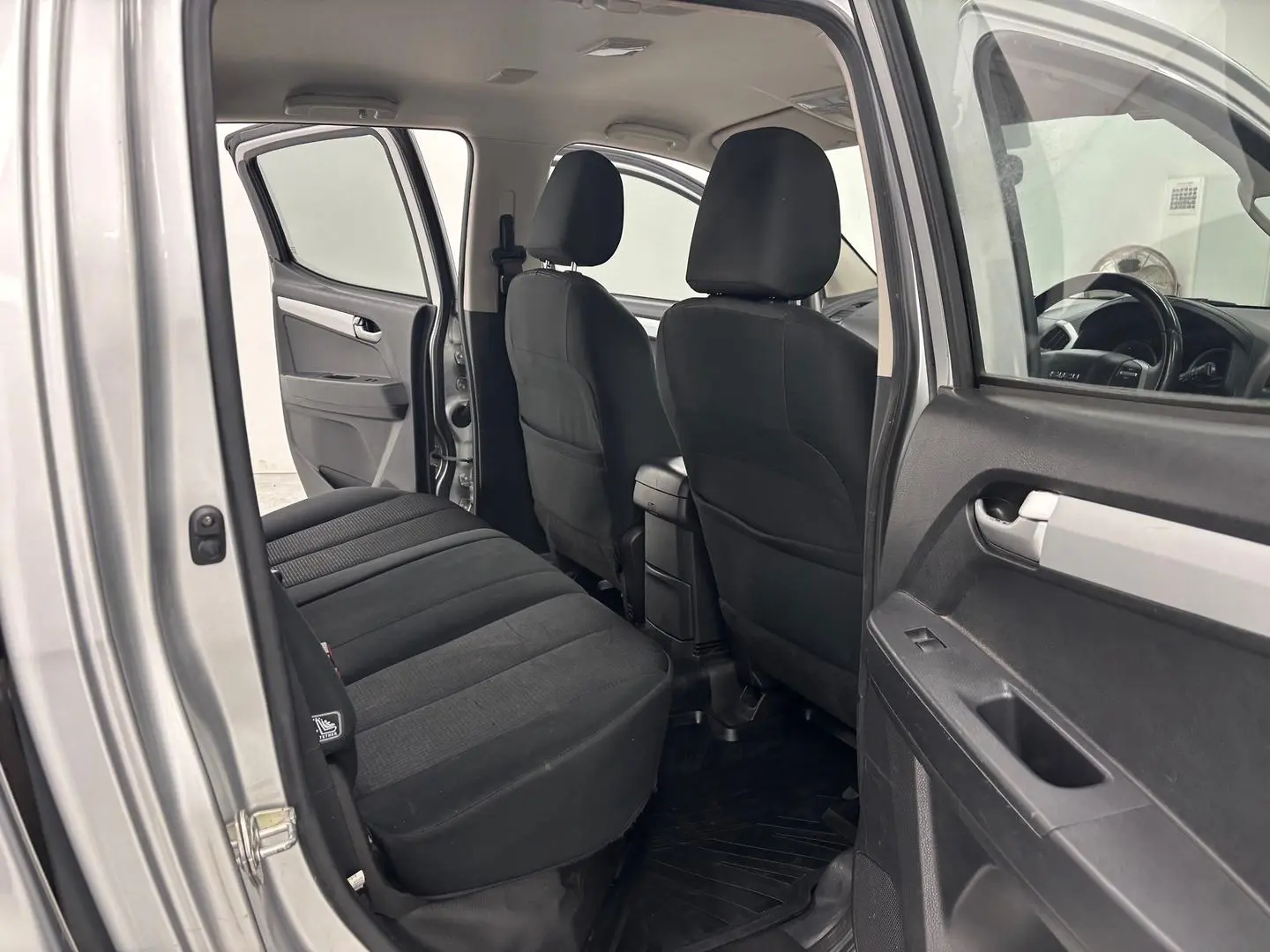 2017 Isuzu D-MAX Gallery Image 23