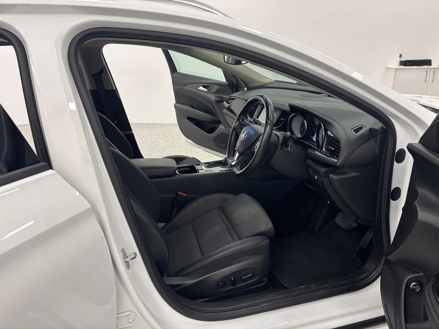 2018 Holden Commodore Gallery Image 23