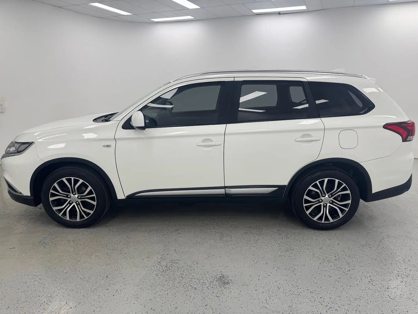 2018 Mitsubishi Outlander Gallery Image 5