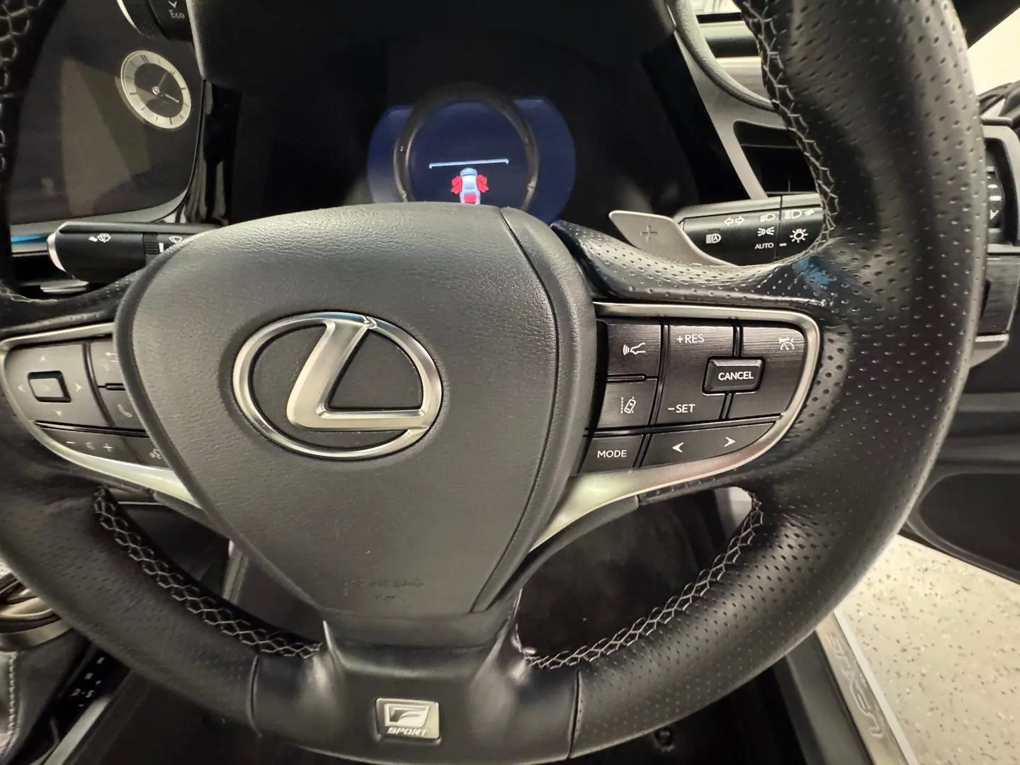 2022 Lexus ES Gallery Image 17