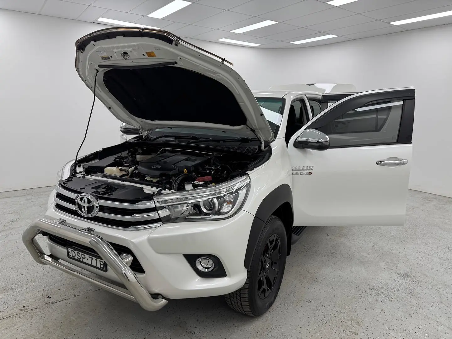 2017 Toyota Hilux Gallery Image 11