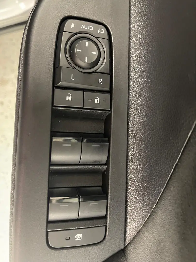 2025 Toyota C-HR Gallery Image 22