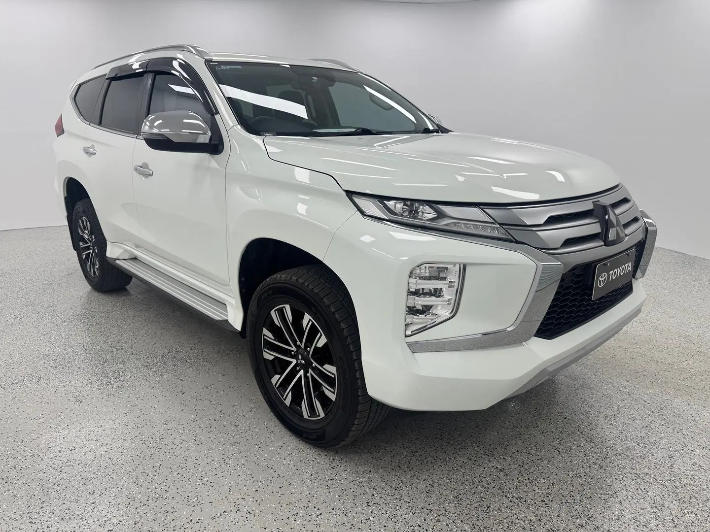 2022 Mitsubishi Pajero Sport Gallery Image 1