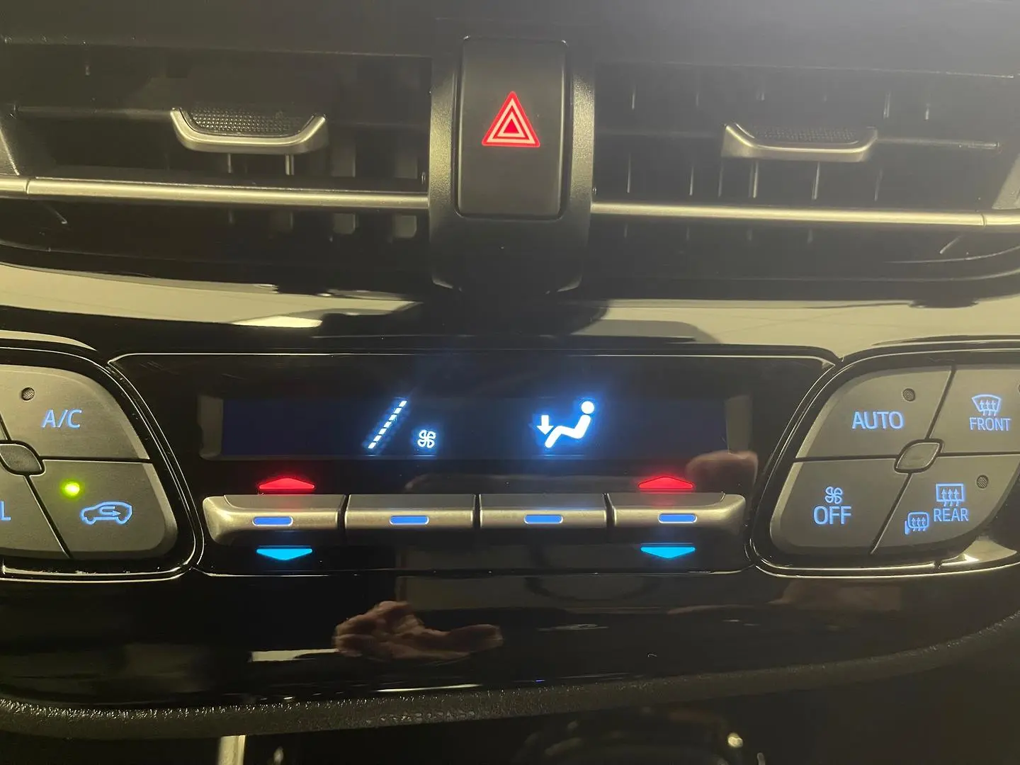 2020 Toyota C-HR Gallery Image 28