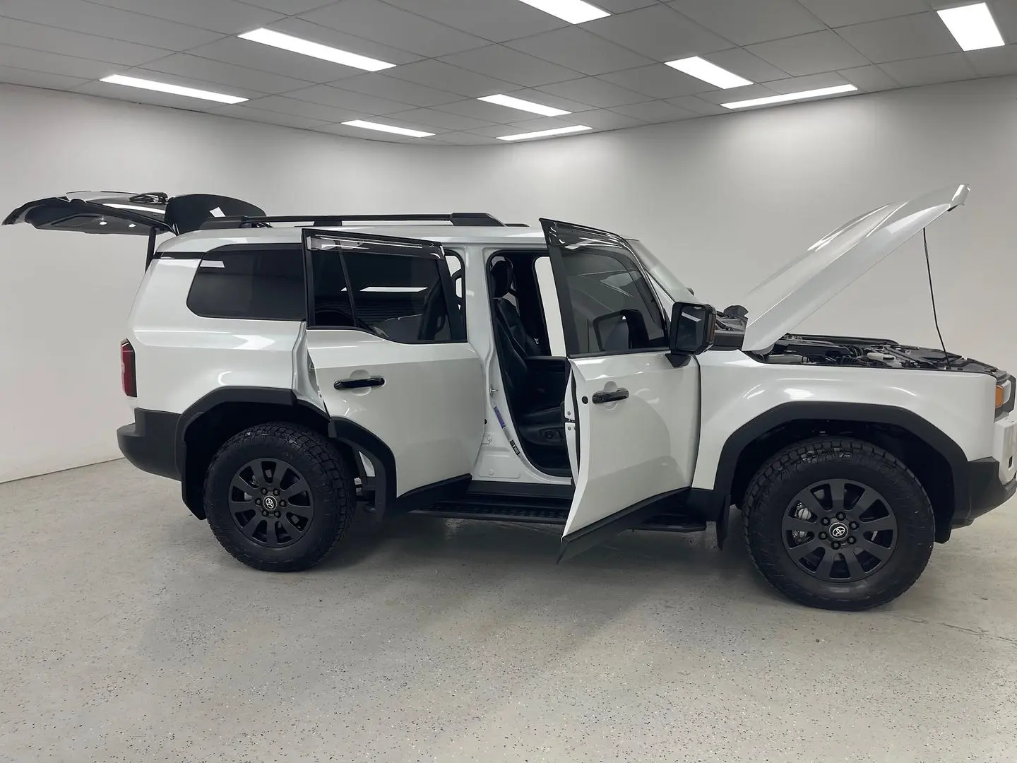 2024 Toyota Landcruiser Prado Gallery Image 9