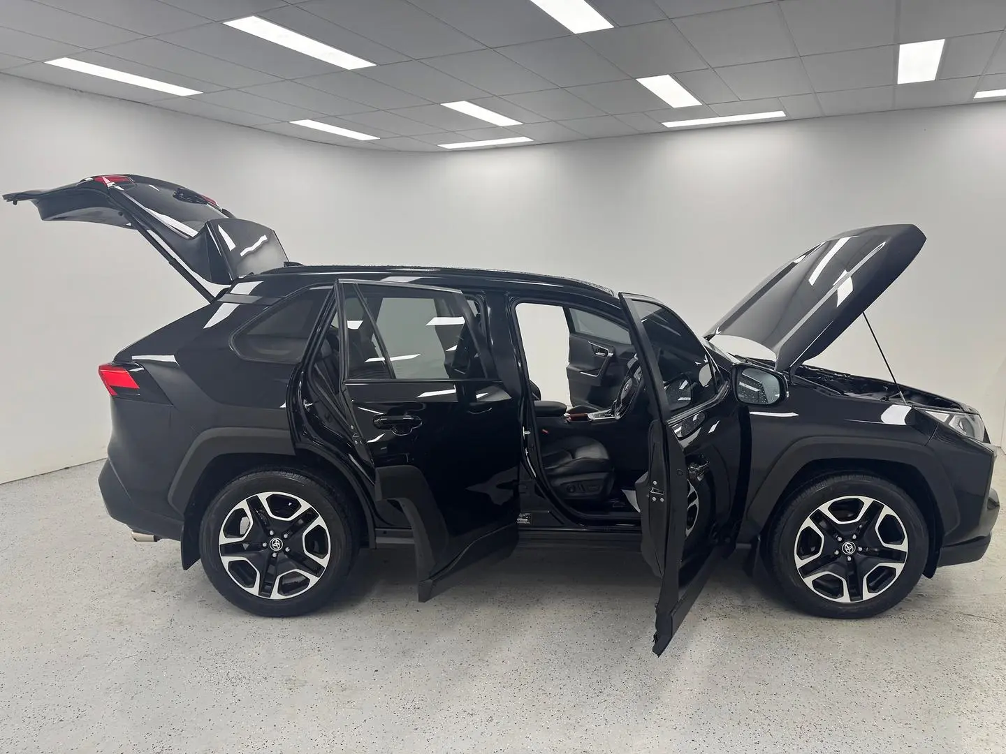 2020 Toyota RAV4 Gallery Image 8