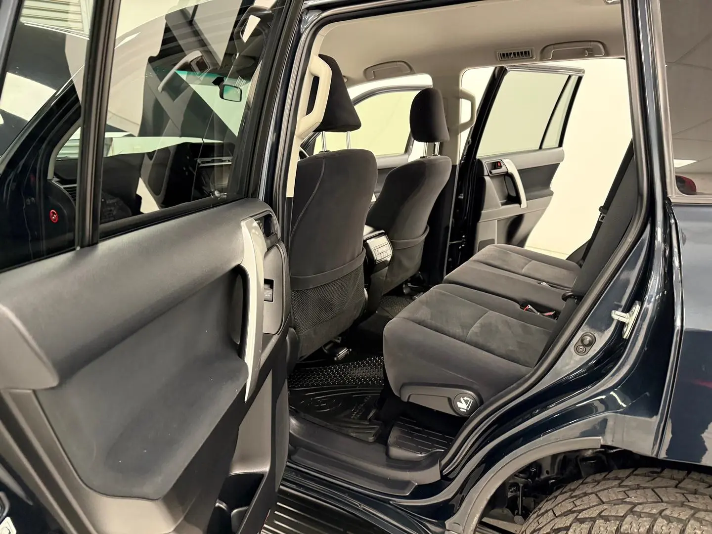 2016 Toyota Landcruiser Prado Gallery Image 11