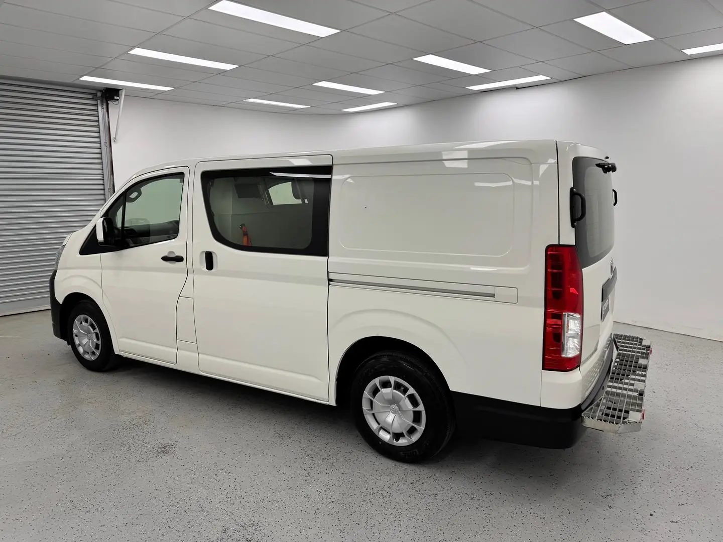 2021 Toyota Hiace Gallery Image 4