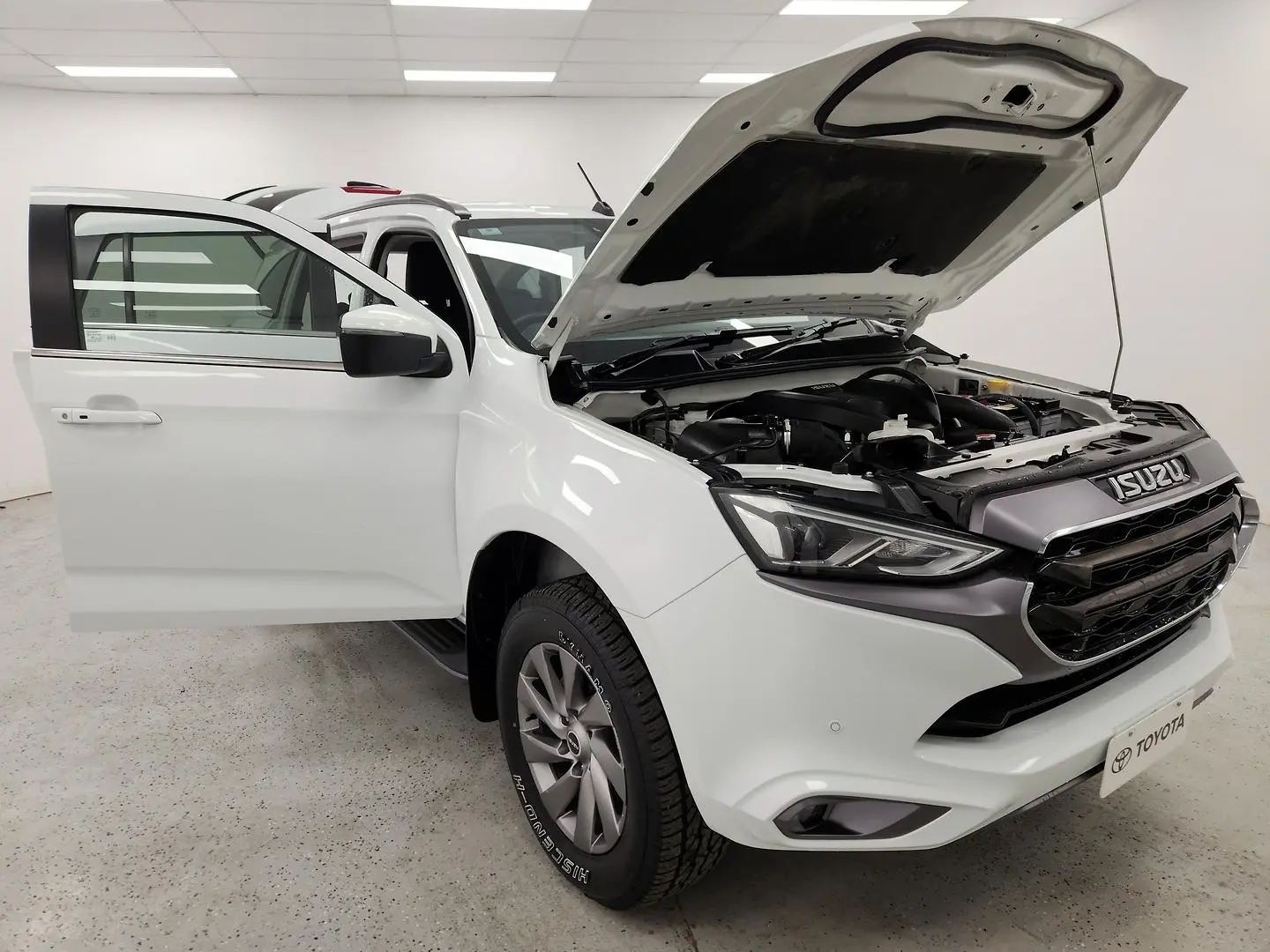2023 Isuzu MU-X Gallery Image 8