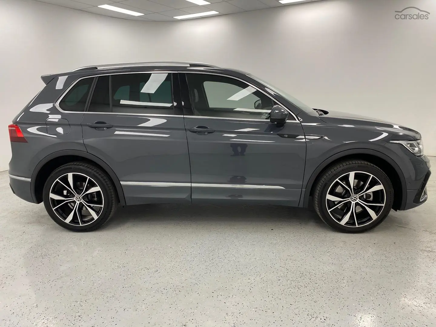 2023 Volkswagen Tiguan Image 2