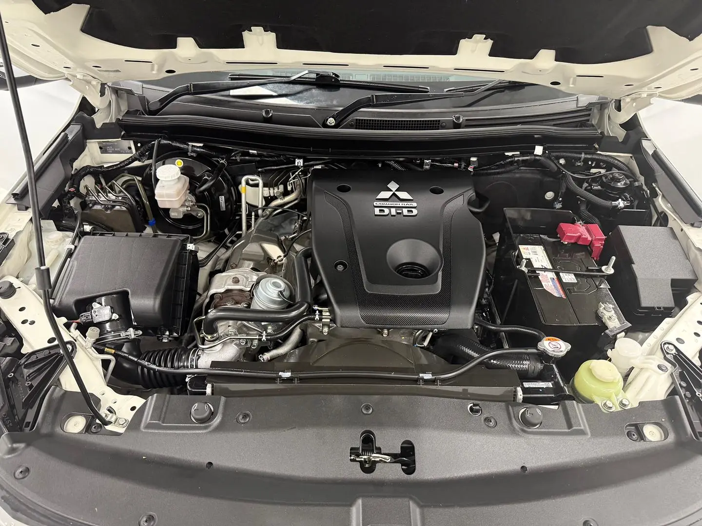2021 Mitsubishi Pajero Sport Gallery Image 25