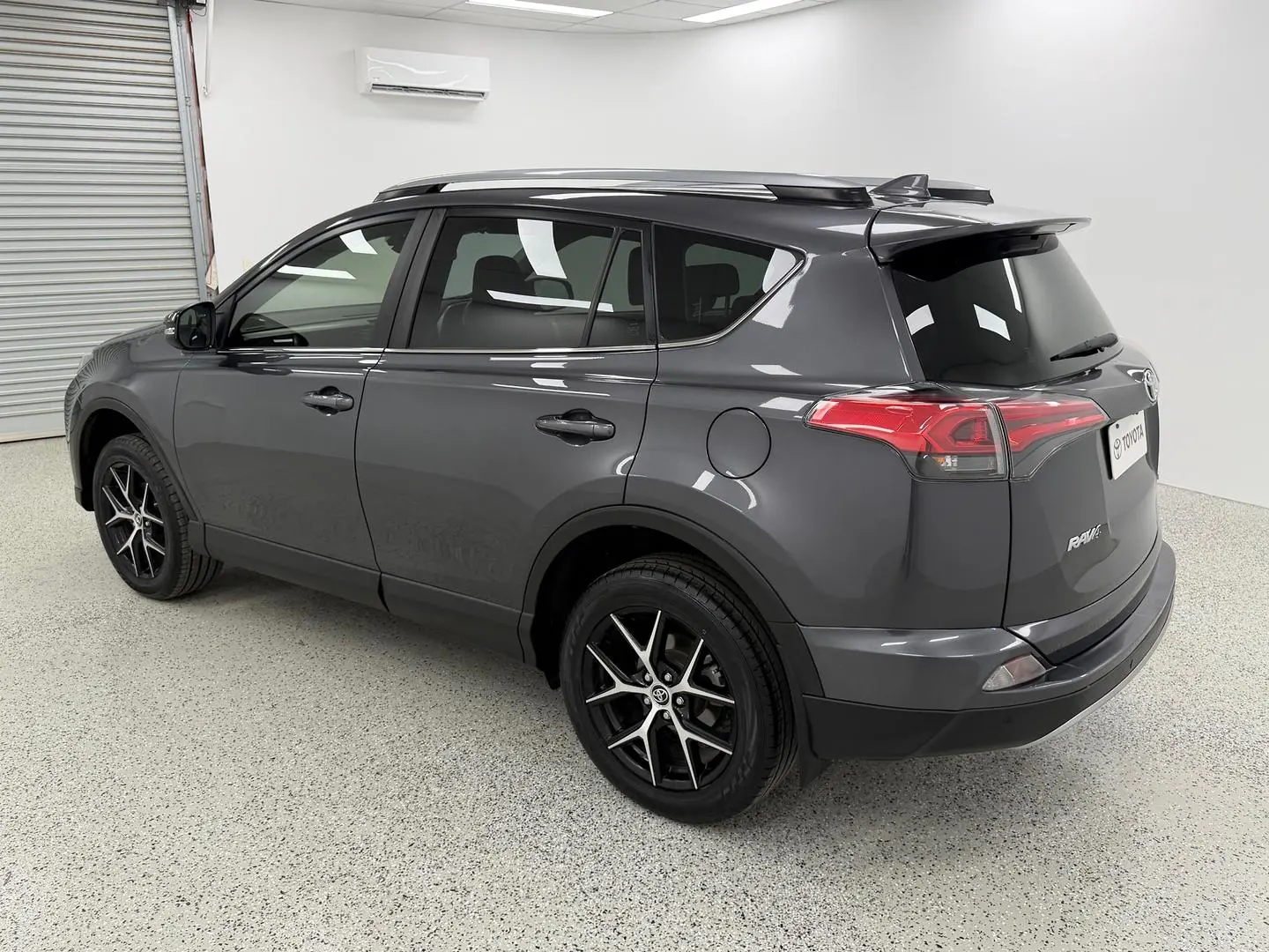 2018 Toyota RAV4 Gallery Image 9