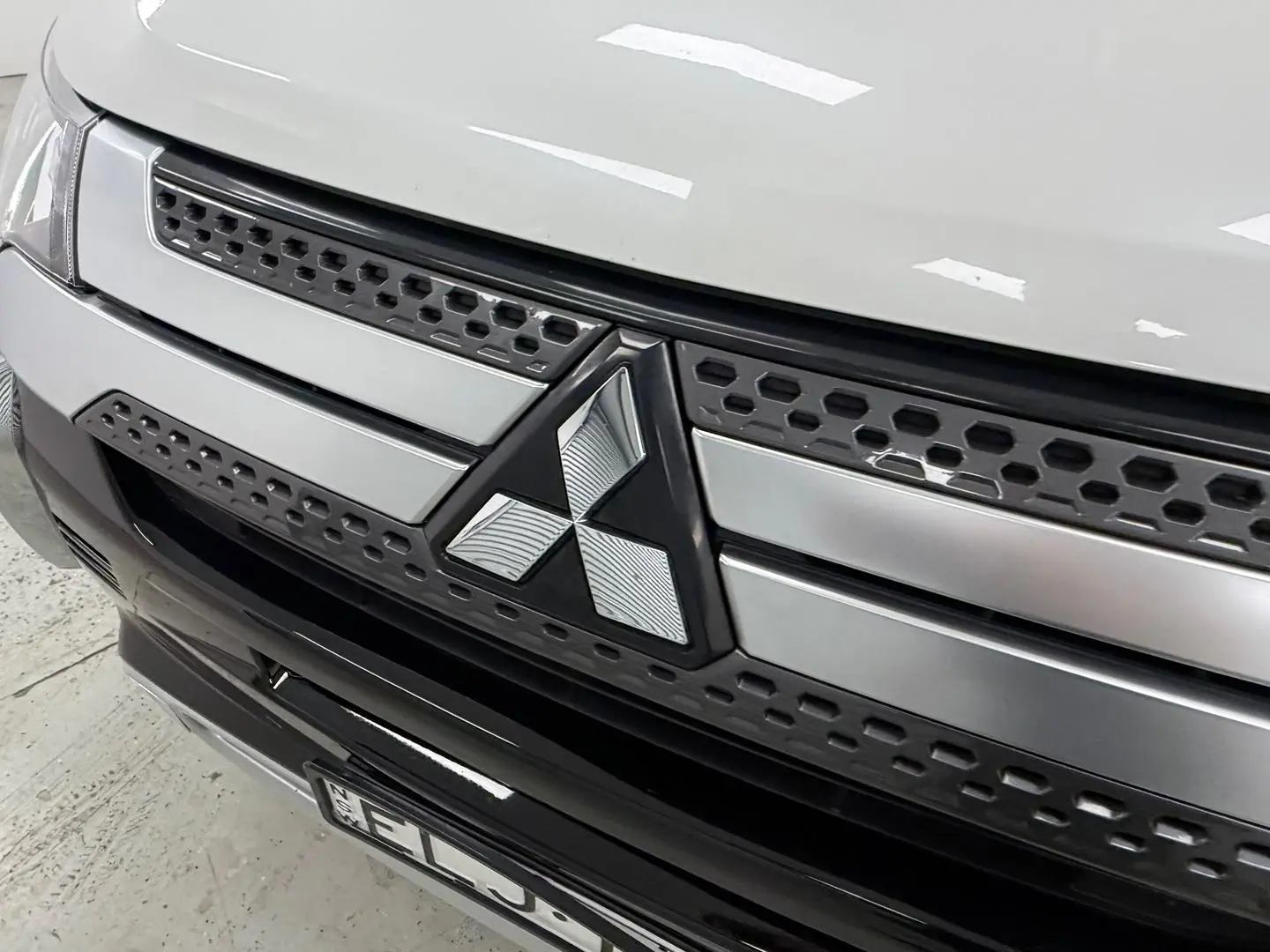 2020 Mitsubishi Outlander Gallery Image 32