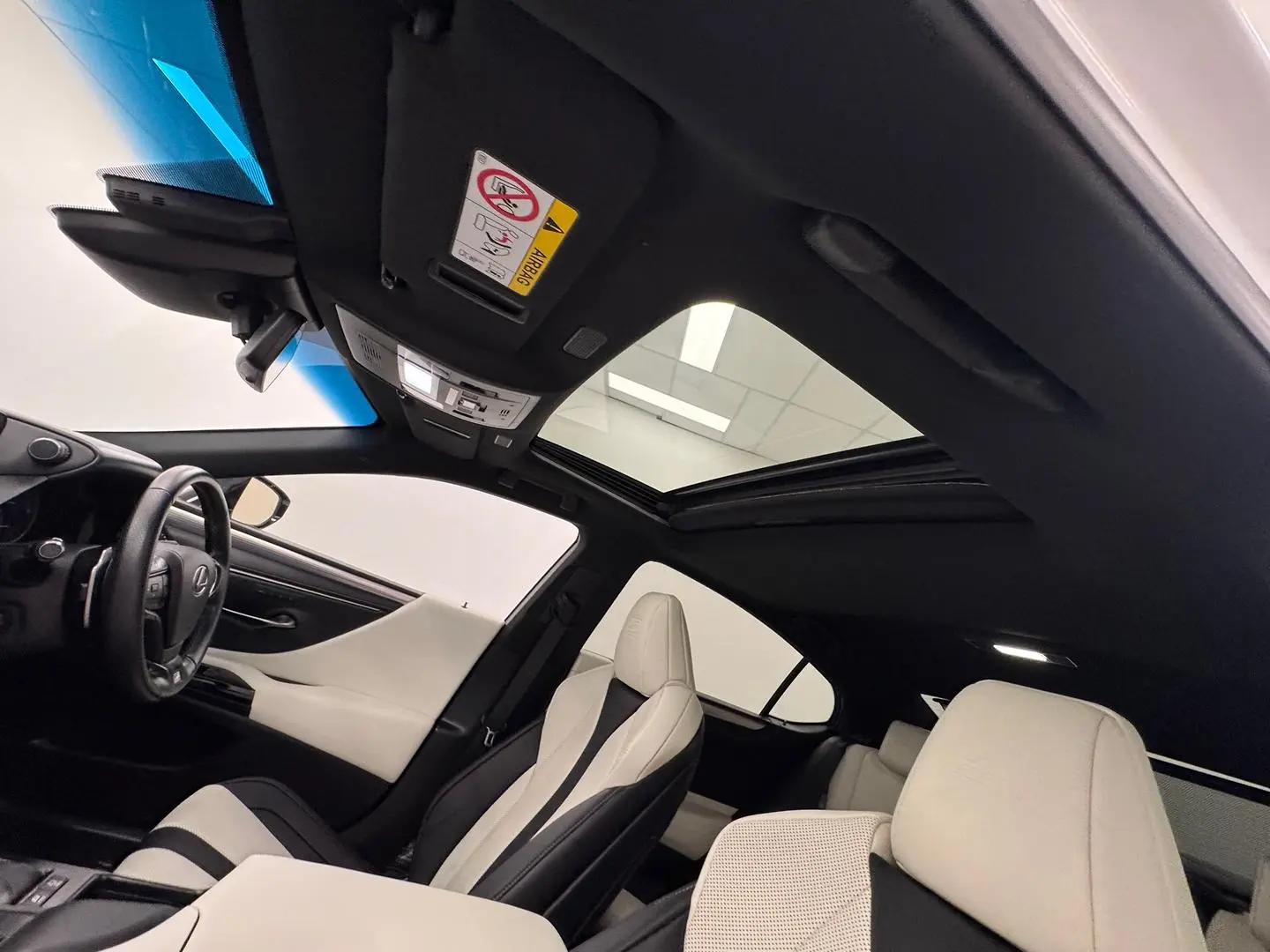 2022 Lexus ES Gallery Image 30