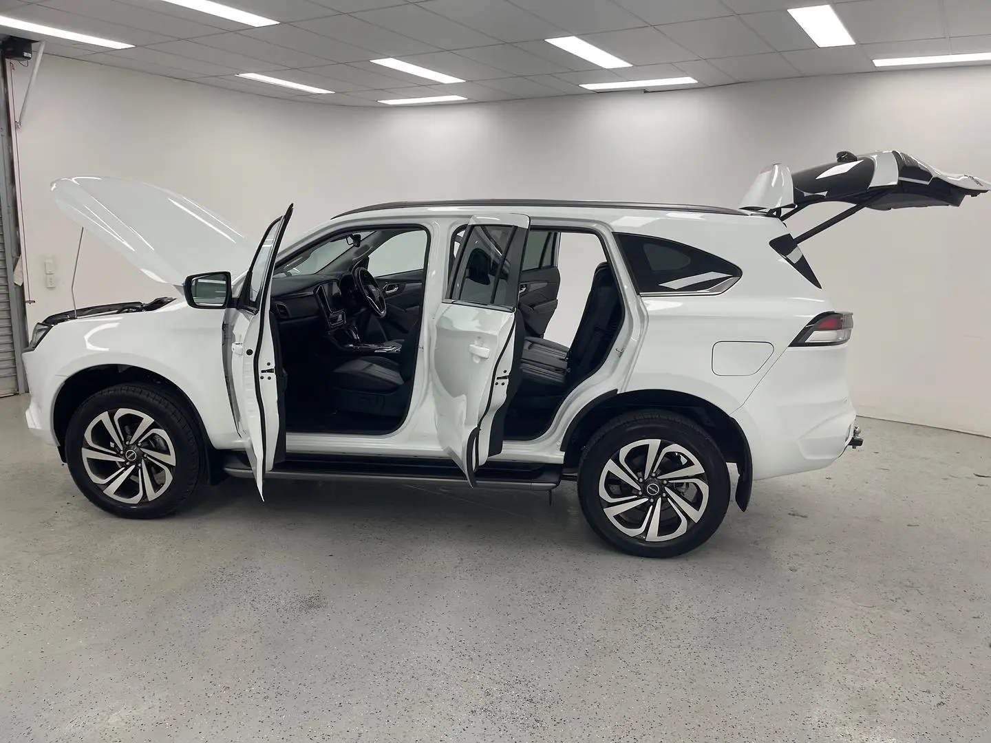 2021 Isuzu MU-X Gallery Image 12