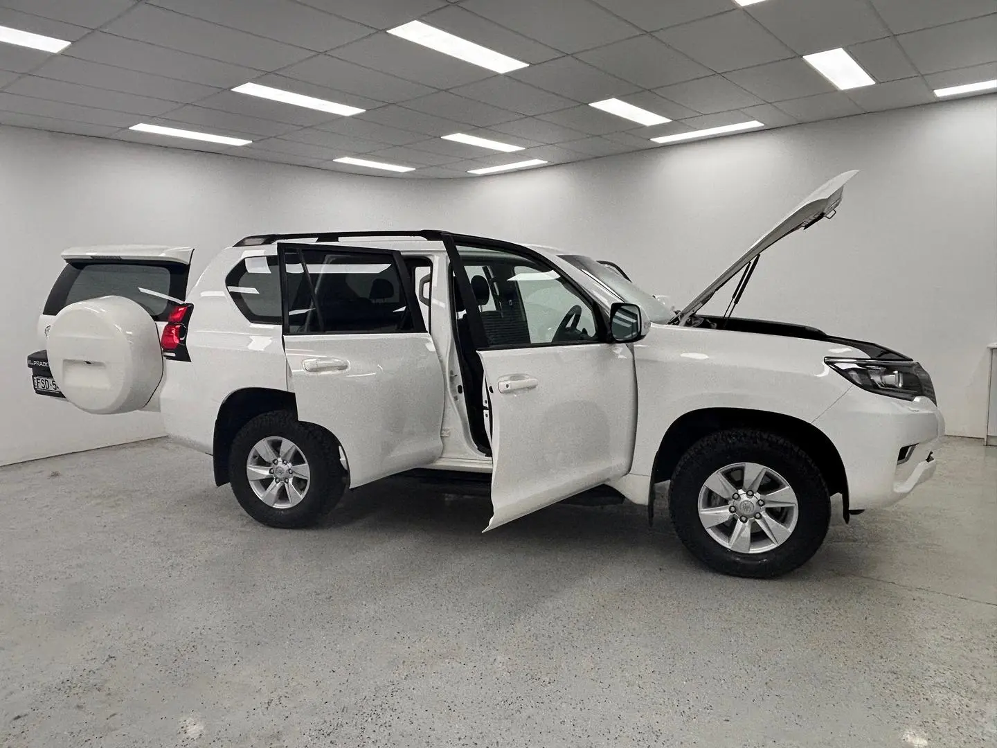 2023 Toyota Landcruiser Prado Gallery Image 9