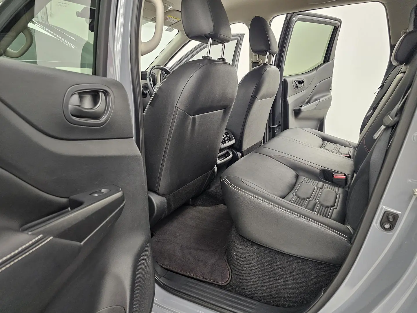 2021 Nissan Navara Gallery Image 13