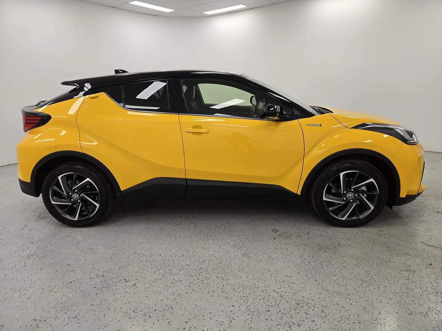 2022 Toyota C-HR Gallery Image 2