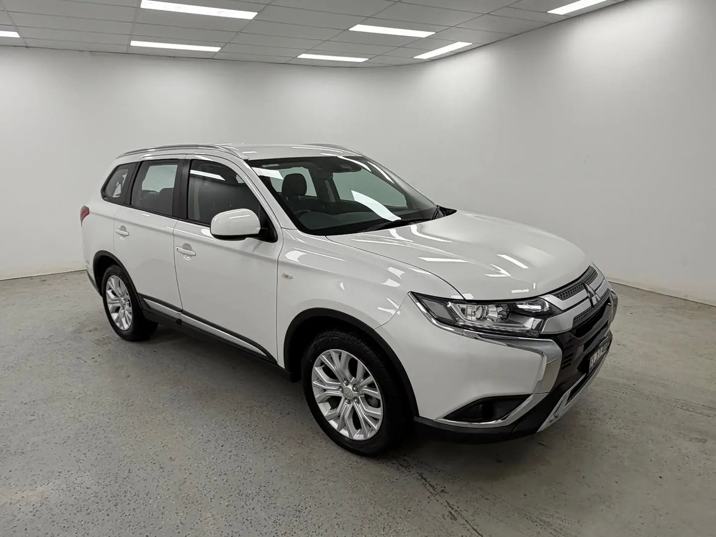 2020 Mitsubishi Outlander Gallery Image 2