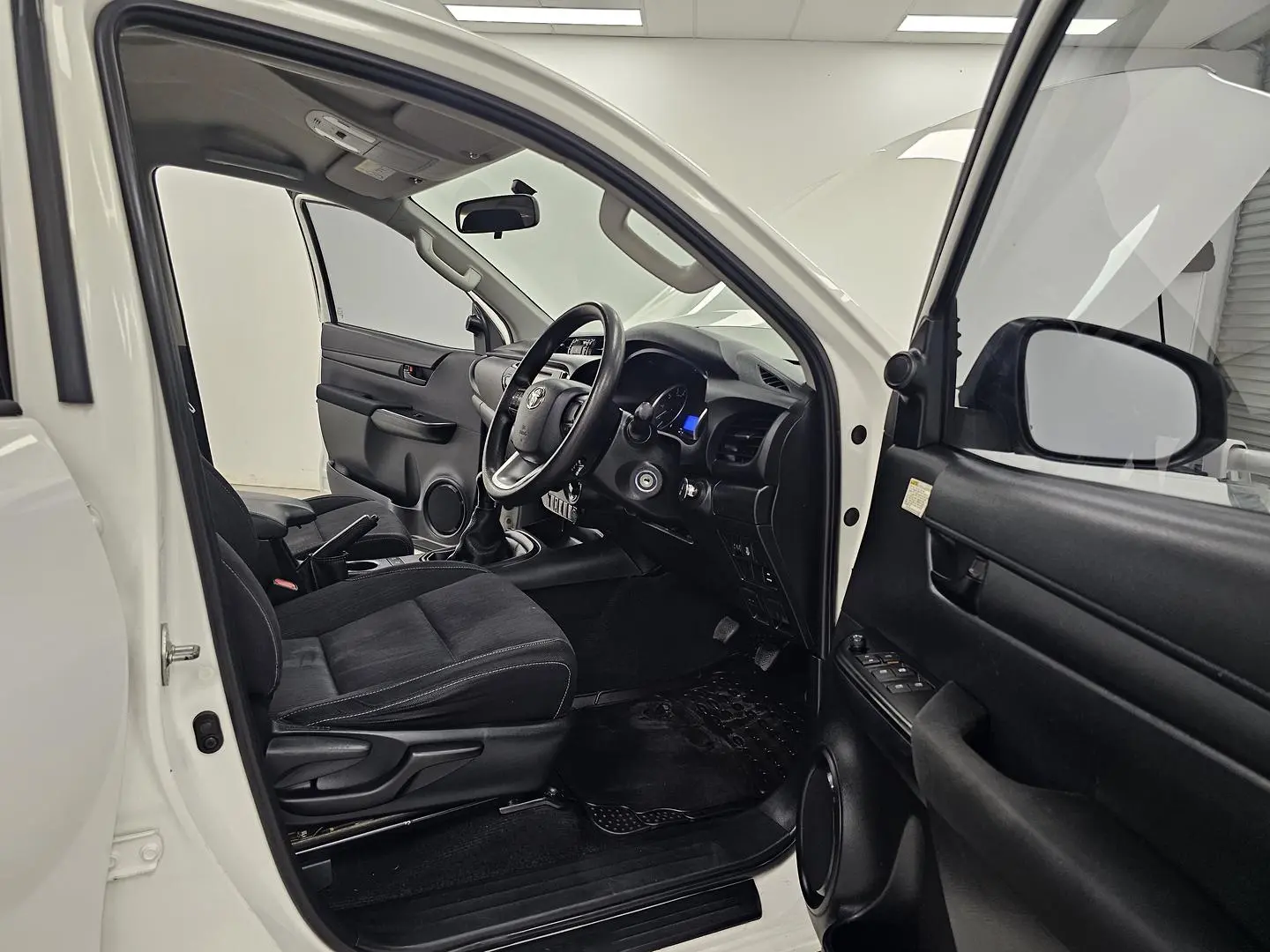 2015 Toyota Hilux Gallery Image 22