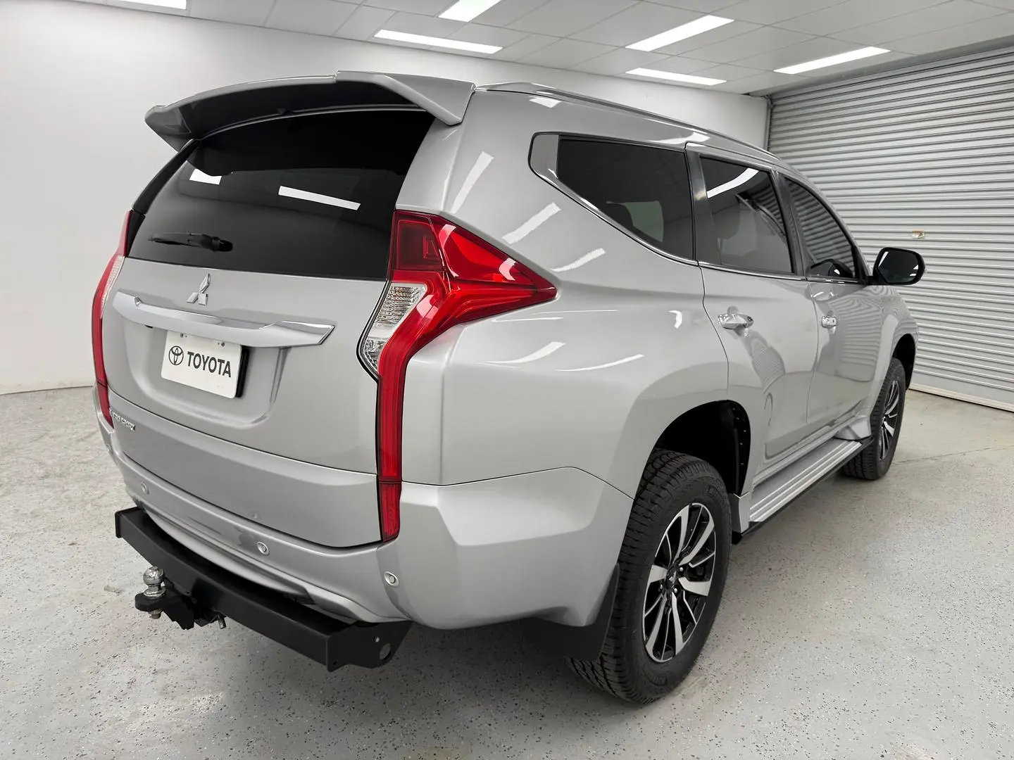 2016 Mitsubishi Pajero Sport Gallery Image 3