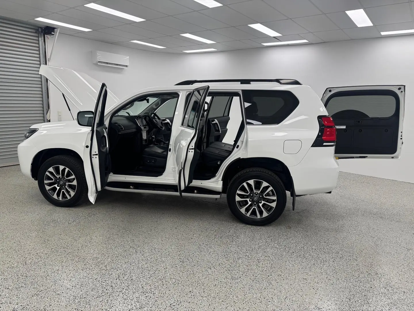 2024 Toyota Landcruiser Prado Gallery Image 11