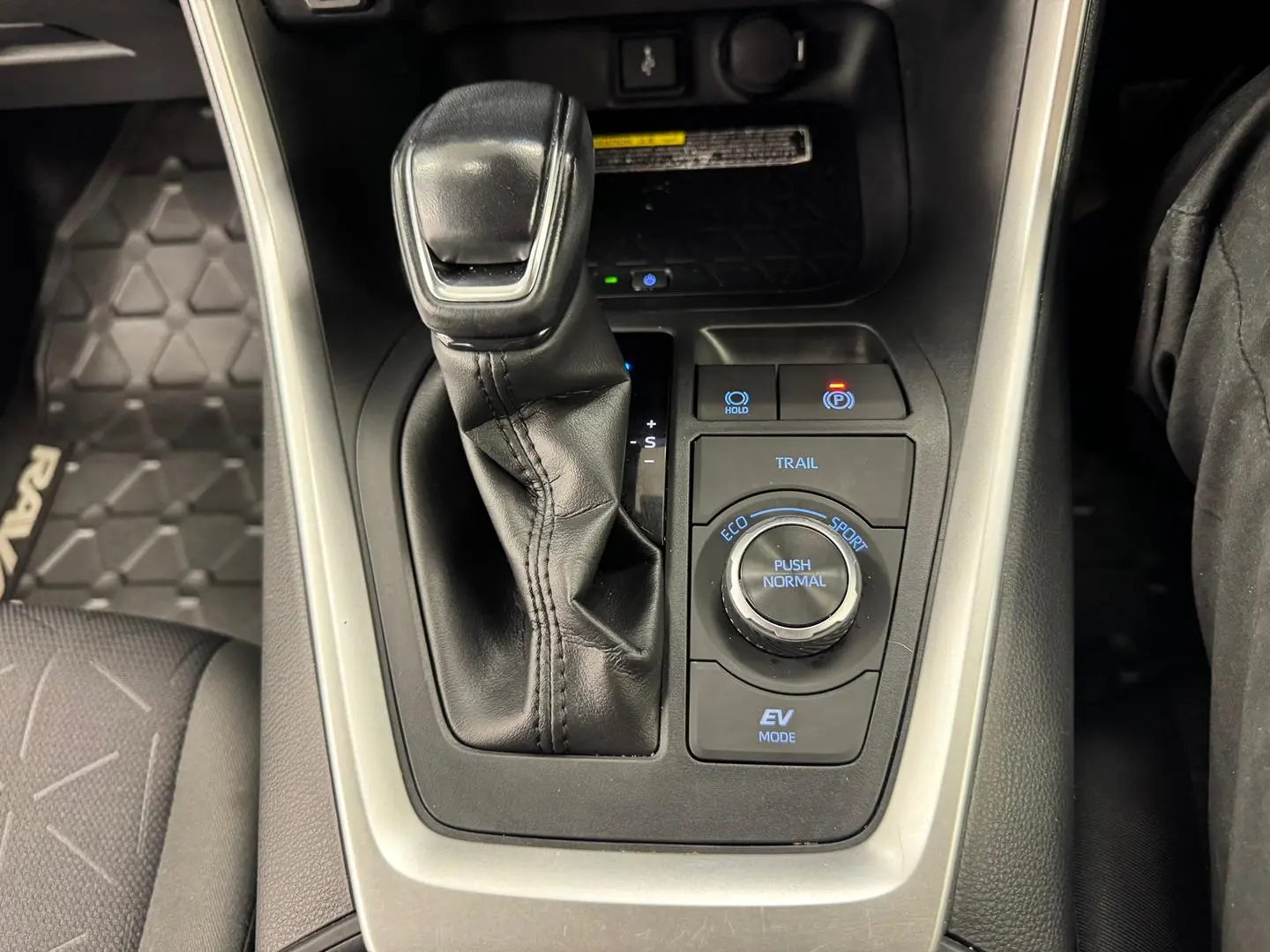 2020 Toyota RAV4 Gallery Image 25