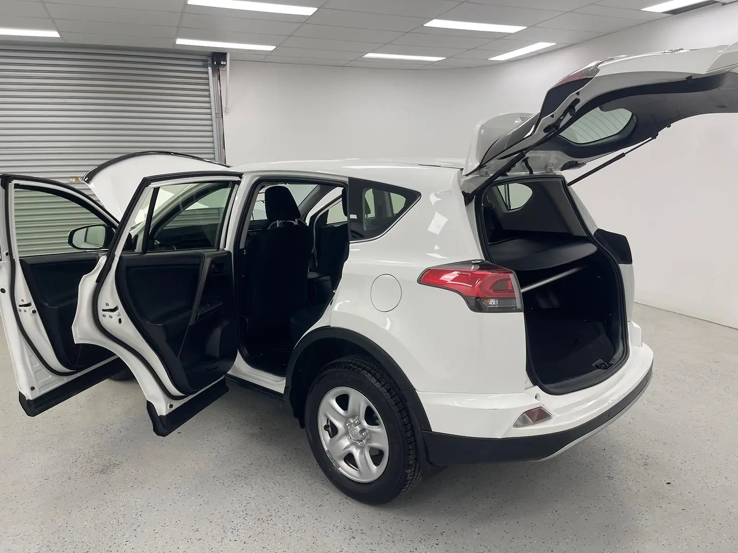 2018 Toyota RAV4 Gallery Image 11