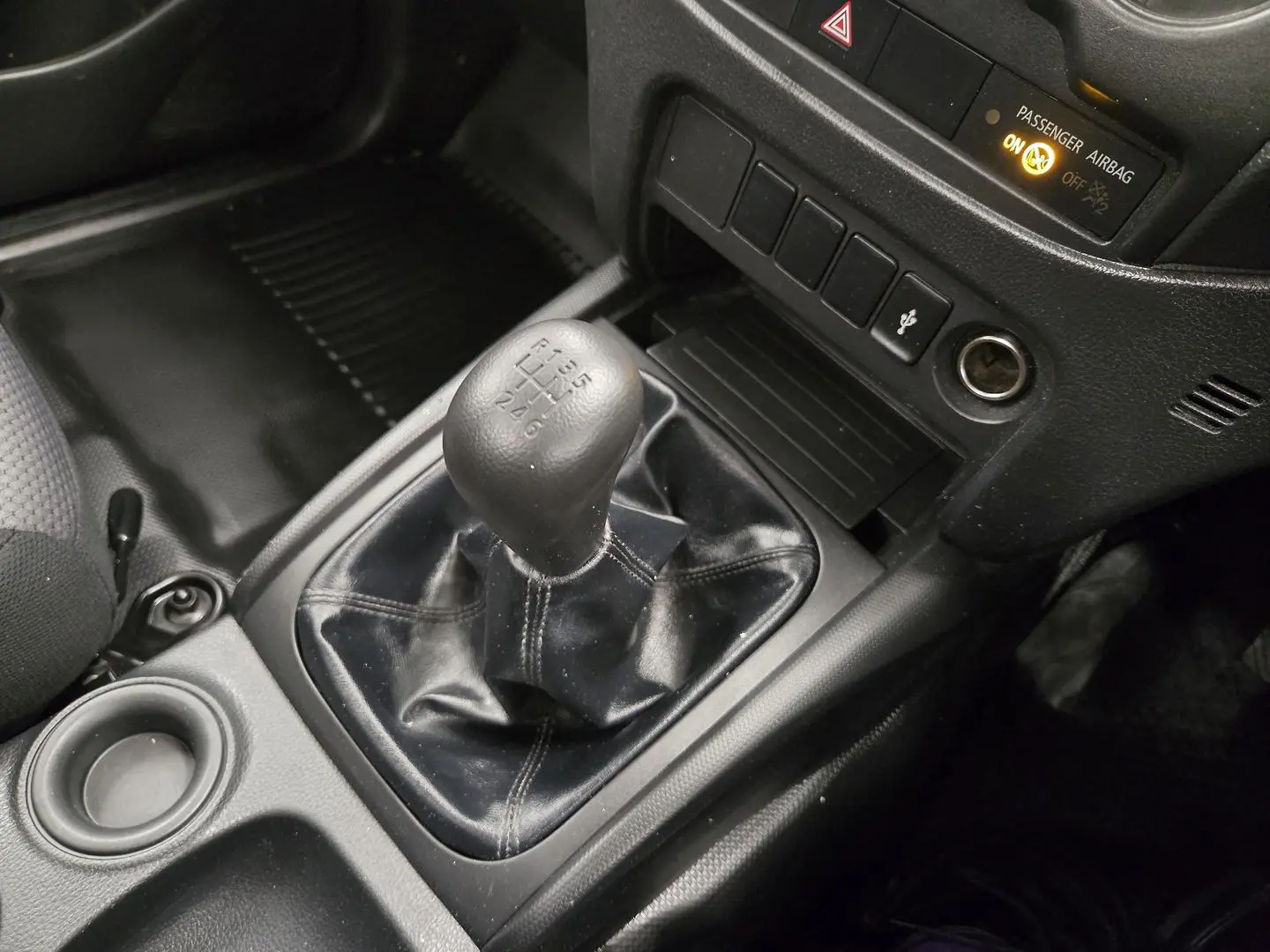 2021 Mitsubishi Triton Gallery Image 25
